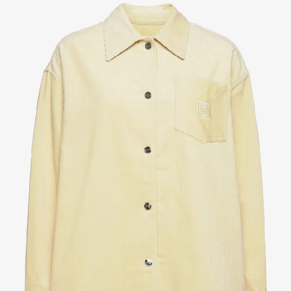 Fin och skön overshirt från REMAIN Birger Christensen. Evary shirt, i färg”wood ash”. Relaxed passform. Nästan oanvänd.  Original pris 2239kr.. Skjortor.