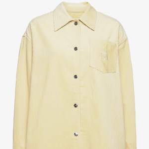 Fin och skön overshirt från REMAIN Birger Christensen. Evary shirt, i färg”wood ash”. Relaxed passform. Nästan oanvänd.  Original pris 2239kr.