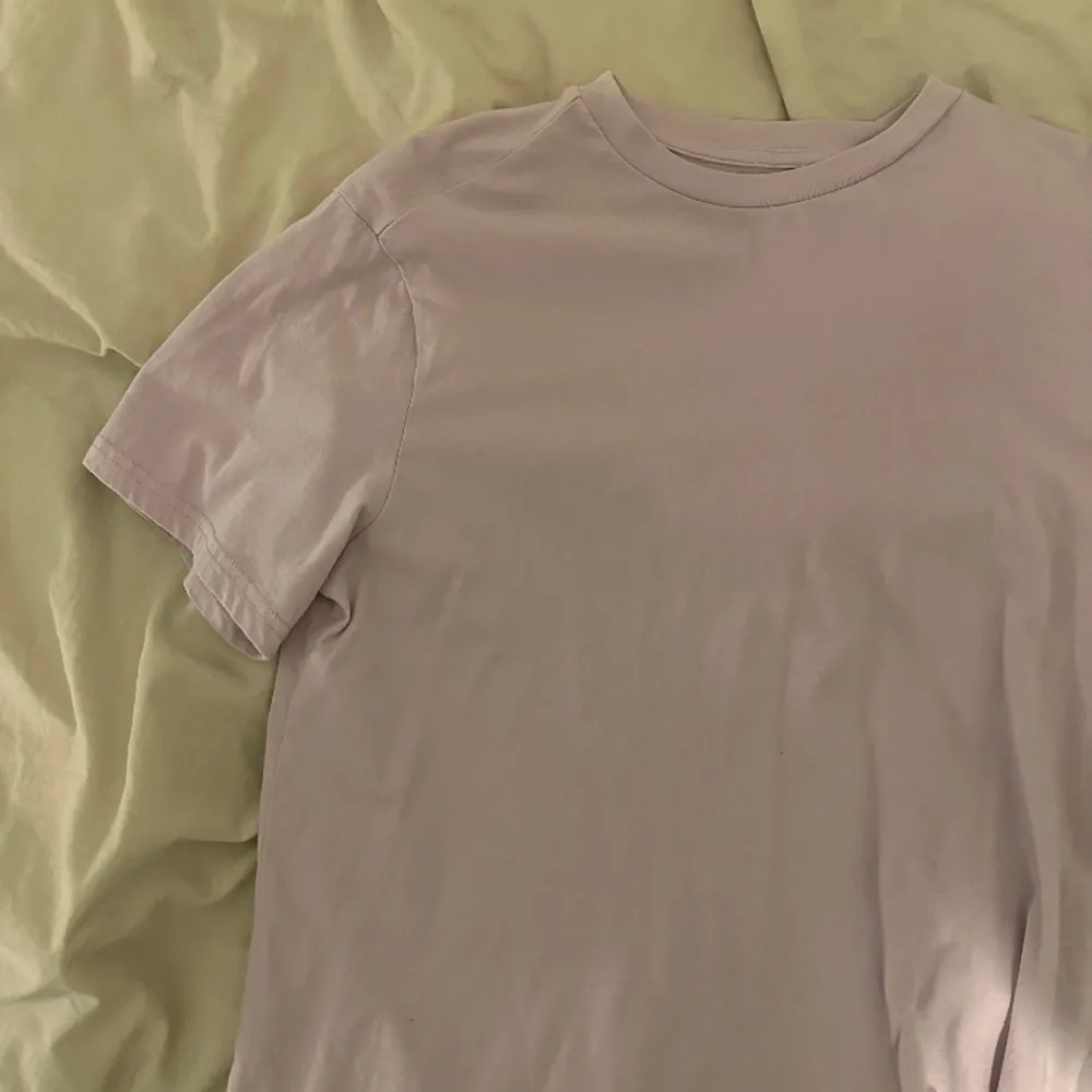 3 stycken enfärgade t shirt som passar storlek S för Herr . T-shirts.