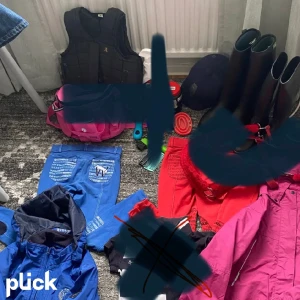 Rid kläder - Rid saker helt sett rid byxorna storlek 146, västen M JR, tröja M JR, jelm vet inte, jackor st M JR, skor nummer 1 är st 35 skor nummer 2 är st 32. Resten är skötar saker som är helt nyt o användbar