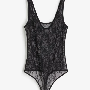 Spetsbody - Supergullig slutsåld spetsbody från H&M. Aldrig använd, lappen kvar fortfarande. 