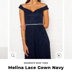 säljer min fina balklänning som är ifrån bubbleroom! (slutsåld) den har en dragkedja i ryggen💙 klänningen är endast använd en gång, så den är i ett väldigt bra skick💙 köpt för 1300, säljer för 700 men pris går att diskutera!