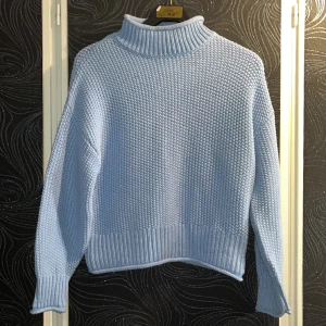 Polotröja - Stickad ljusblå polotröja i storlek S❤️