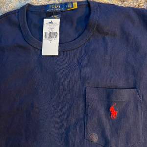 T-shirt från Polo Ralph Lauren, helt oanvänd med tags, oversized fit, nypris 899, newport navy