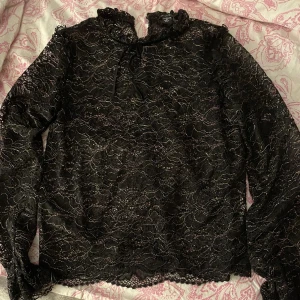 Fin blus - Går att diskutera pris! Min mammas gammla tröja som hon inte längre kan ha, inga hål eller problem med den så. Det är en XS med jag har M och den sitter bra. Den är bara väldigt så genomskinlig det är därför jag inte vill ha den!💕