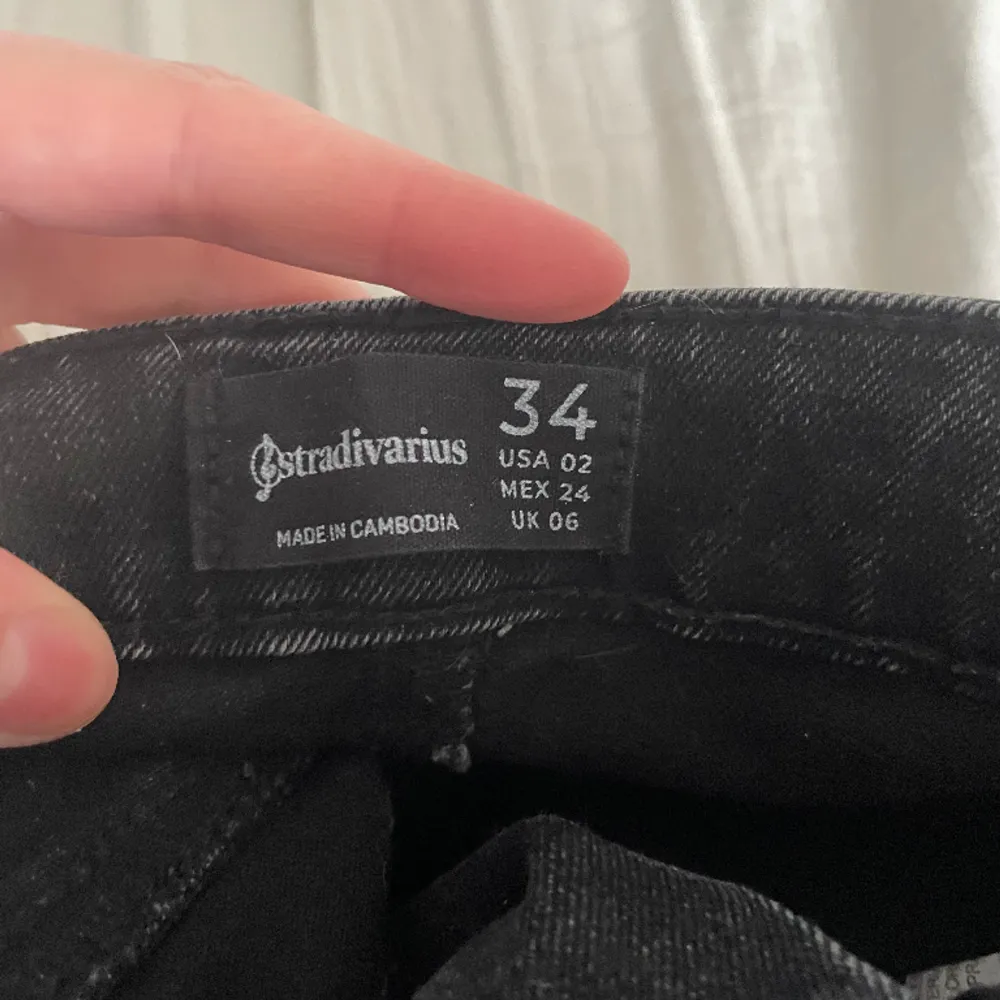 Snygga svarta bootcut jeans från Stradivarius i storlek 34 💓. Jeans & Byxor.