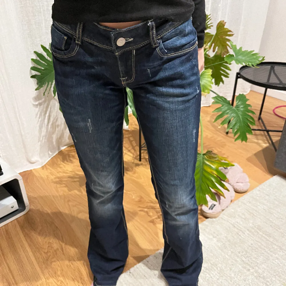 Så snygga vintage jeans med slitningar🔥Jeansen passar storlekar mellan 34/38 och jag är 165 . Jeans & Byxor.