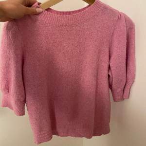 Jättegullig rosa stickad t-shirt från Vero Moda, säljer då den inte kommer till användning💞
