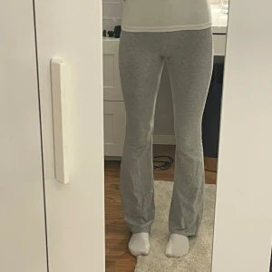 Gråa byxor  - Utsvängda gråa byxor i bomull material, från lager 157 säljer då den inte kommer till andvändning 💝