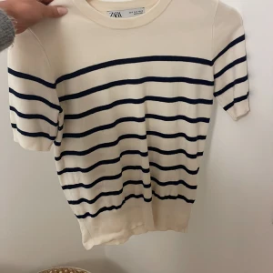 Stickad t-shirt - Jättefin vit med mörkblå ränder, stickad t-shirt från zara!! Säljer då den inte kommer till användning längre💞💞