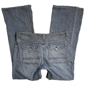 Vintage stretchiga ljusblåa raka jeans med fina detaljer 🩵MIDJEMÅTT: 87 cm. INNERBENSLÄNGD: 71 cm. GRENDJUP: 26.5 cm. Jag har strl S och är 1,67 för referens! 