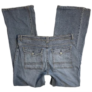 L.A. Blues jeans  - Vintage stretchiga ljusblåa raka jeans med fina detaljer 🩵MIDJEMÅTT: 87 cm. INNERBENSLÄNGD: 71 cm. GRENDJUP: 26.5 cm. Jag har strl S och är 1,67 för referens! 