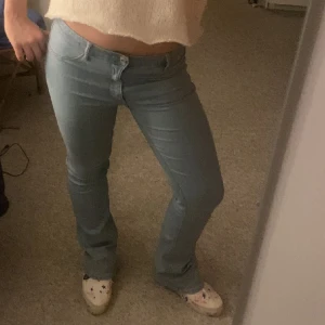 low bootcut jeans - säljer dessa low bootcut jeans i en asnygg ljusblå färg!! Perfekt till vår och sommar🙏🏼🙏🏼🙏🏼🙏🏼 de är använda två tre gånger så toppen skick!!!