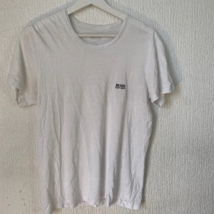 Hugo Boss T-Shirt - Jätte fin Hugo Boss T-shirt. Stolek är S 