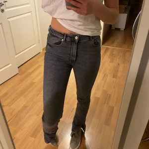 Grå jeans - Gråa jeans från zara🩷Kunden står för frakten!