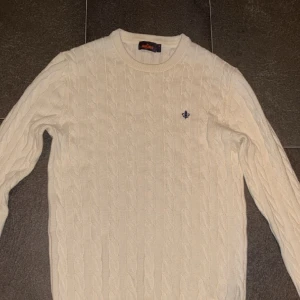 Morris Kabelstickad Tröja - Jättebra skick, nypris 1800 tror jag. Säljer då den ej passar mig. Skriv för fler bilder, kom gärna med bud.