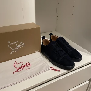 Loubotin skor - Tja! Säker nu mina riktigt feta Louboutins utan spikar. Har inte använt dem särskilt mycket och har defenetivt ingen defekt, har även precis blivit rengjorda så ser ut som nya. Hör gärna av dig vid minsta fundering😁