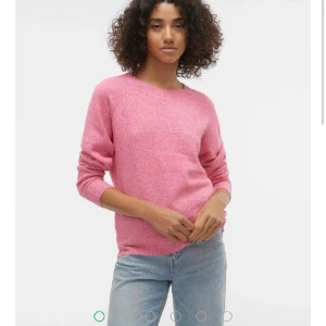 Stickad tröja från Vero Moda  - Rosa stickad tröja från vero Moda. Väldigt stilren och jätteskönt material. Säljer eftersom jag inte kan ha den längre. Använd sparsamt!! Nypris 249kr. Kontakta via intresse eller frågor😉