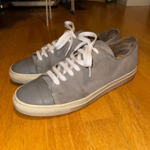 Alex Arigato - Jätte snygga Alex artigo cap toe skor. Köpt för 1600kr. Ganska bra skick 8/10 lite slitet på hälen men han väldigt mycket liv kvar i de. Storlek 44 men passar också 45. ⚫️GrischSelection⚫️