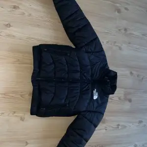 North Face Puffer, Storlek M, skick 7/10, i princip ny men med ett väldigt litet hål på höger arm, pris går att diskutera!