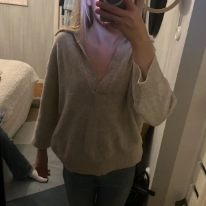 H&M tröja  - En jättesöt tröja som nu börjar bli för liten! Köpte för kanske ett halvår och är i jättebra skick 💕🙌skriv för mer och bättre bilder 