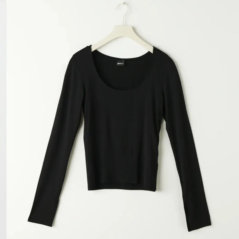 Säljer denna populära soft touch tröjan ifrån Gina! Säljes då den inte kommer till användning🫶🏼 nypris-200kr. T-shirts.