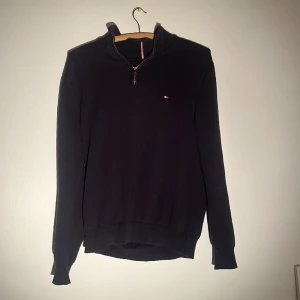 Tommy hilfiger halfzip - En fin halfzip i använt skick. Finns ett litet hål under höger arm som inte syns vid användning, men som enkelt går att fixa! Storlek Xs. Skriv vid funderingar eller om ni efterfrågar fler bilder! 