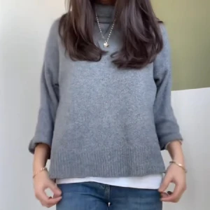 Kortärmad stickad tröja - Stickad polotröja med trekvartsärmar. Supersnygg och nästan helt slutsåld på hemsidan.