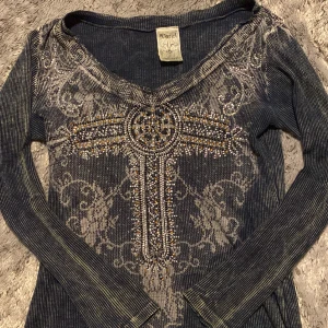 Tröja med pärlor  - Skit cool tröja från Vocal med snyggt tryck och pärlor, bra skick, säljer pga ingen användning, skriv privat om du har frågor 💕💕💕