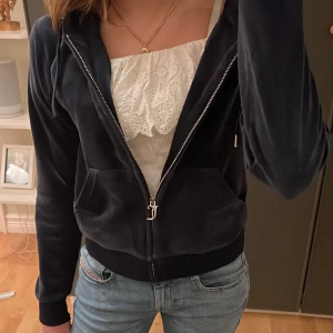 Juciy tröja - Fin juciy zip-up tröja. Bra skick men saknar en detalj på ena snöret.