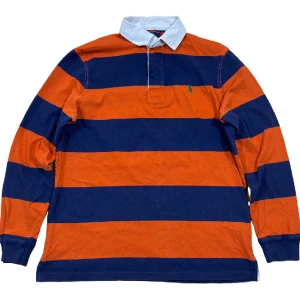 Ralph Lauren Kanye Polotröja  - Orange och blå rugbytröja från Ralph Lauren populariserad av Kanye West under hans College Dropout era. Storlek L, ställ gärna frågor!😊