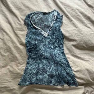 Mönstrad topp - Mönstrad topp v-ringad