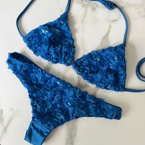 Calzedonia bikini - Superfin Calzedonia bikini i blå färg🙌🏻 Lapparna är bortklippta men jag har XS/S och den sitter jättebra på mig🥰 Endast testad!