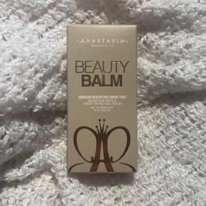 HELT NY ABH foundation #6 nypris 499 kr - Ny, oöppnad och oanvänd skin tint från anastasia beverly hills! Nypris 499 kr. Säljer för 325. 