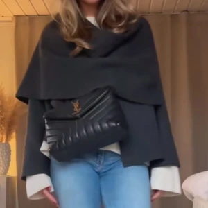 Kappa - Perfekt kappa till höst från zara🍂Jätte fin och knappt använd alls! Har sytt upp delen där bak hos skräddare då jag inte gillade att den va längre baktill! Helt slutsåld💕
