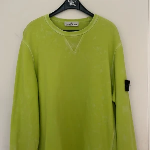 Stone island Sweatshirt  - Säljer nu min gröna Stone Island Sweatshirt, den kommer tyvärr inte till använding längre. Nypris 2600kr. Bra skick