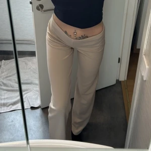 Kostymbyxa - Beiga kostymbyxor i lång modell från Nelly. Knappt använda