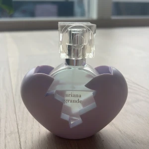 Thank u next 2.0 parfym!💜 - Ariana grande’s thank u next 2.0 parfym med 3/4 parfym kvar. Använd ca 8 gånger!💜