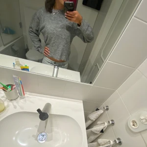 Stickad tröja - Fin stickad tröja som är perfekt för hösten🤍🤍storlek m men sitter bra på mig som har xs/s