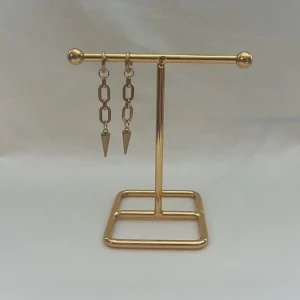 Örhängen  - Väldigt fina örhängen! Finns i silver och guld.  Köp för 119kr/st Eller 209kr/paret. Modell 130 Smyckes ställningen finns även att köpa för 299kr!