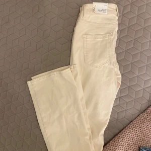 Ljusa Jeans - Super snygga ljus beigea jeans ifrån Only. Nyskick med lappar kvar!💘 Storlek S längd 32, nypris 429kr