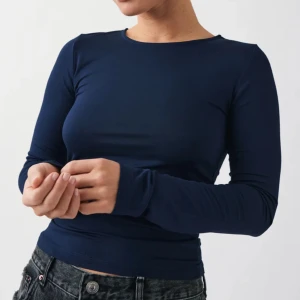 Soft touch Crew neck top  - Säljer min marin blåa tröja från Gina tricot i storlek S då den inte passar mig. Den har slits i slutet av armarna. Använd fåtal gånger och är i väldigt bra skick. Nypris 230 kr