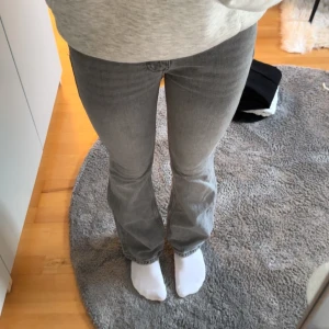 Gråa jeans - Säljer mina favoriter från Gina eftersom dom börjar bli försmå, från början var de raka men sytt om till bootcut och sytt in lite i midjan inga defekter förutom lite slitna längst ner! Skriv om ni har några frågor💕