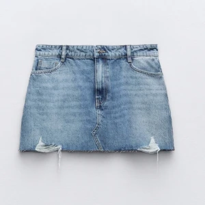 Jeanskjol - Superfin jeanskjol från zara som inte används i jättebra skick och har inga defekter.