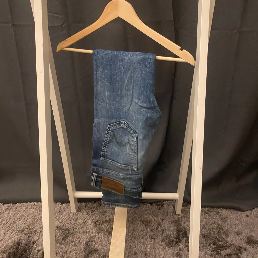 EDWIN jeans Storlek: 30/32 Skick: 7/10 (Sjuk wash) Färg: Blå Nypris: 2000-2500kr Skriv pm för fler frågor eller funderingar!🙌//Hugo. Jeans & Byxor.