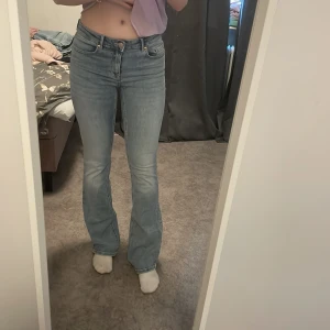 Jeans - Botcut jeans använd fåtal gånger dom är stretchiga säljer då ja har många liknande jag är 172 som referens 