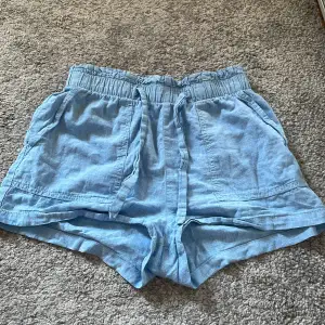 Blå linne shorts