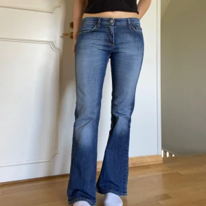 Lågmidjade jeans  - Jättefina lågmidjade bootcut jeans i bra skick. Midja 43, innerbenslängd 78, höjd 22. Jag är 172 cm. Skriv privat för frågor eller flera bilder. 189kr + frakt ❤️
