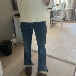 Hej! Säljer dessa bootcut jeans från Gina som tyvärr är för stora💞Knappt använda och i fint skick💞De är långa på mig och jag är 169💞