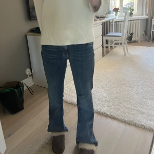 Bootcut jeans - Hej! Säljer dessa bootcut jeans från Gina som tyvärr är för stora💞Knappt använda och i fint skick💞De är långa på mig och jag är 169💞